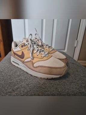 Big Kid's Nike Air Max 1 SE "Light Bone/Smokey Mauve" (FZ5530-020) Sz. 4.5Y